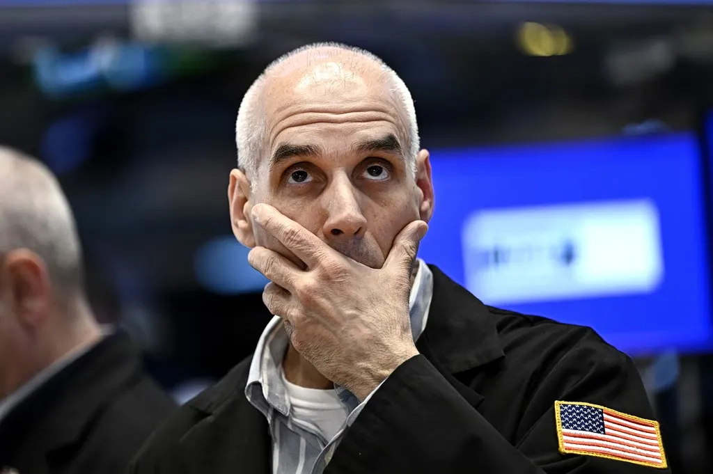 Οθόνη χρηματιστηρίου Wall Street με πτωτικούς δείκτες