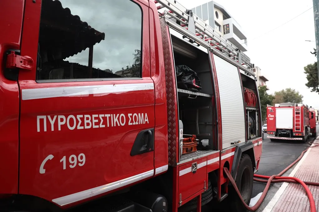 Πυροσβεστικό όχημα σε επιχείρηση κατάσβεσης πυρκαγιάς