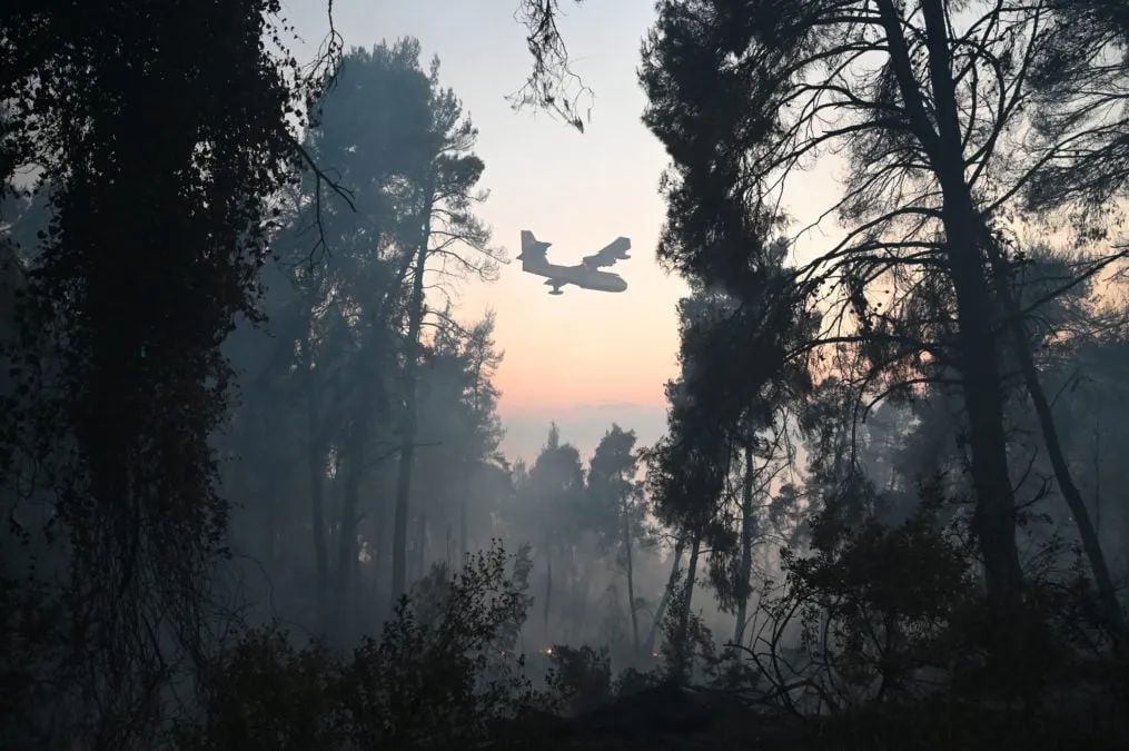Πυροσβέστες σε ετοιμότητα κατά τη διάρκεια κόκκινου συναγερμού πυρκαγιάς