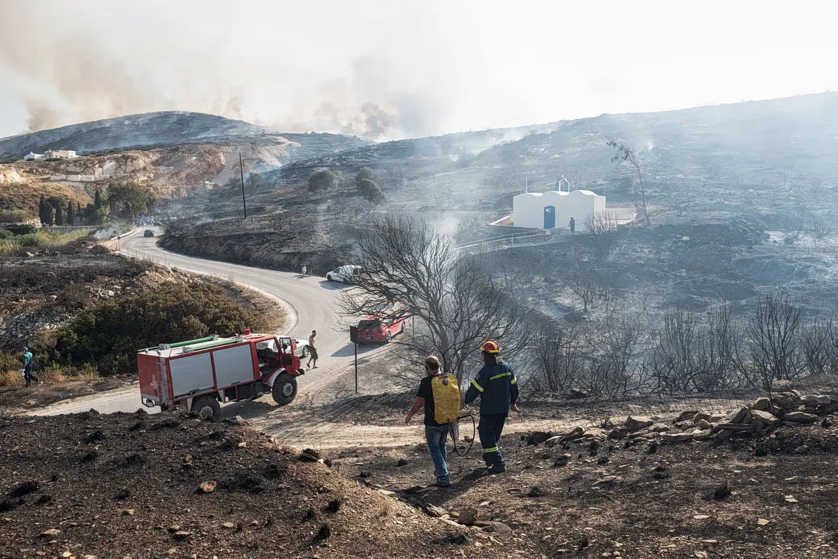 Καμένες εκτάσεις στην Πάρο από ψηλά μετά την πυρκαγιά