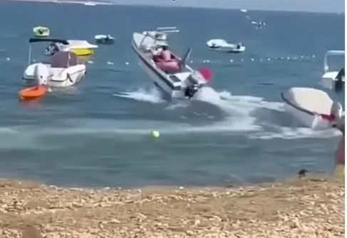 Σκάφος του Λιμενικού σε επιχείρηση έρευνας στη θάλασσα