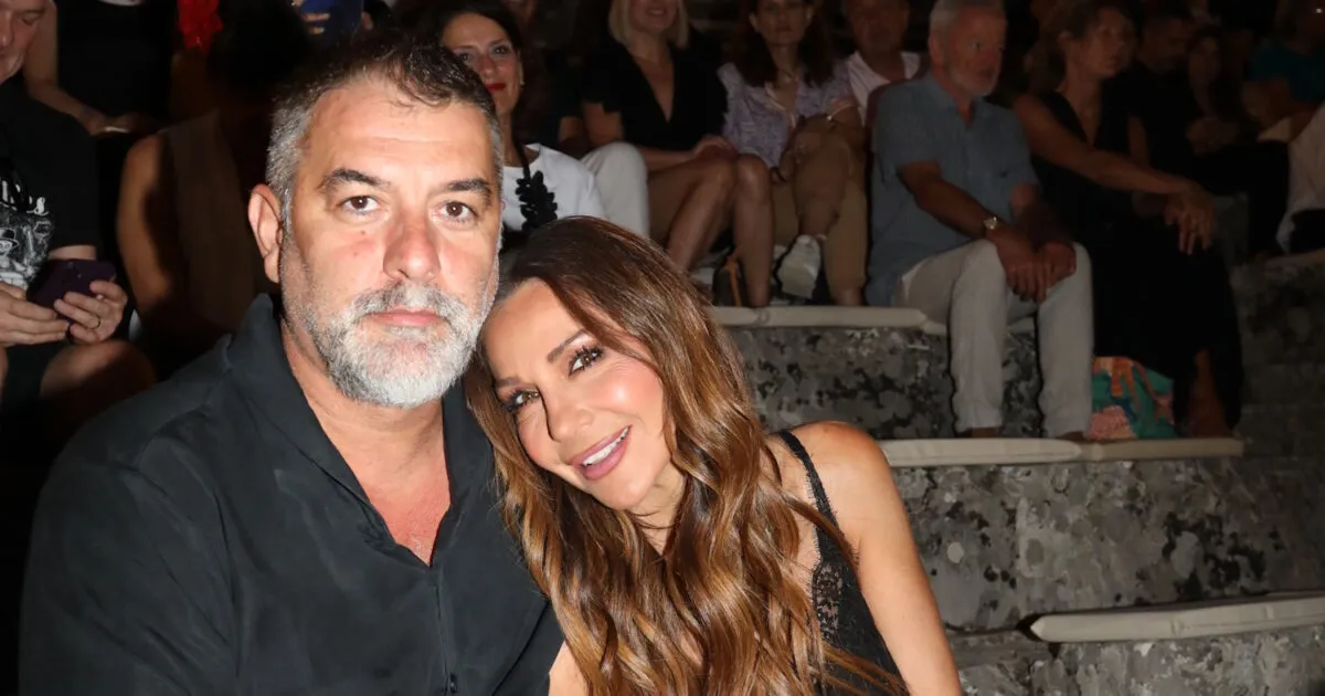 Η Δέσποινα Βανδή χαμογελαστή σε δημόσια εμφάνιση