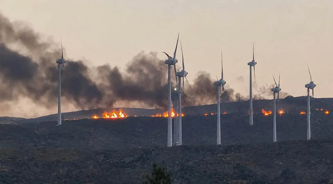 Πυροσβέστες επιχειρούν σε φωτιά στην Αχλαδιά Σητείας Κρήτης