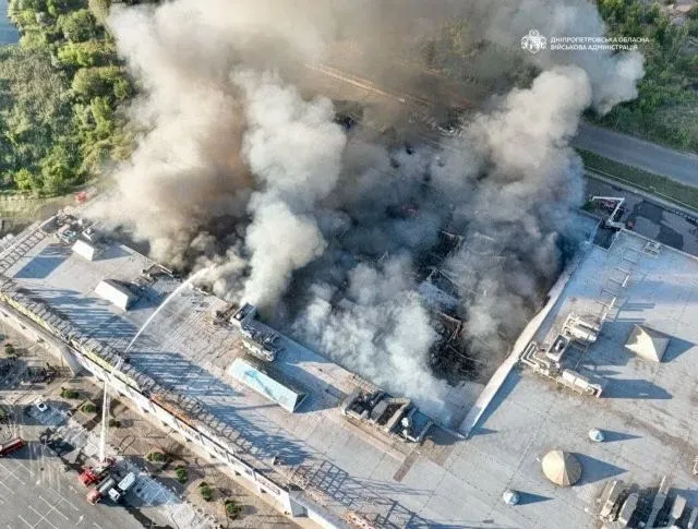 Καπνός από ρωσικό πλήγμα σε εμπορικό κέντρο στο Κριβίι Ριχ