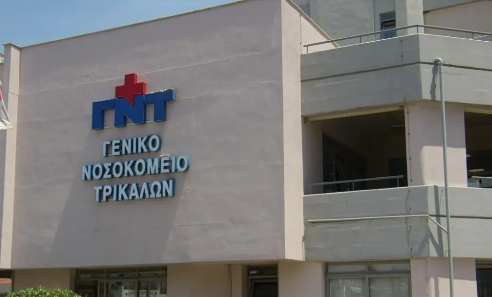 Ασθενοφόρο ΕΚΑΒ έξω από νοσοκομείο στα Τρίκαλα