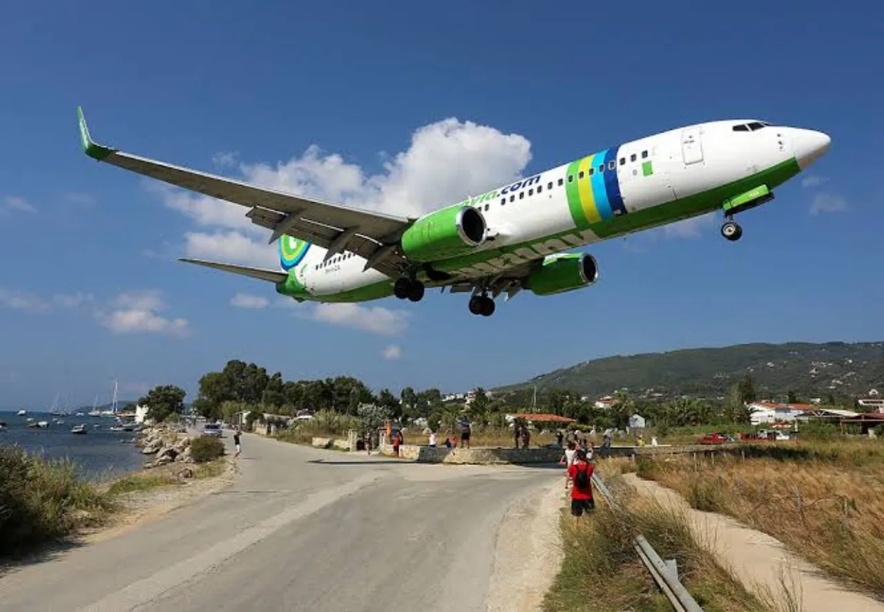 Αεροσκάφος απογειώνεται πάνω από παραλία στη Σκιάθο