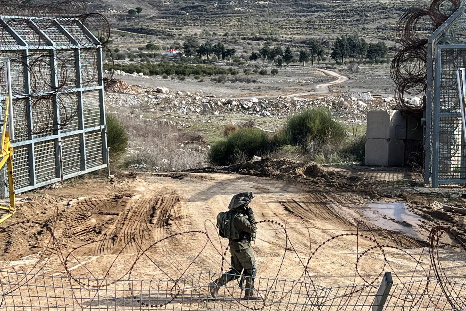 Κατεστραμμένο λεωφορείο μετά από έκρηξη κοντά στη Δαμασκό