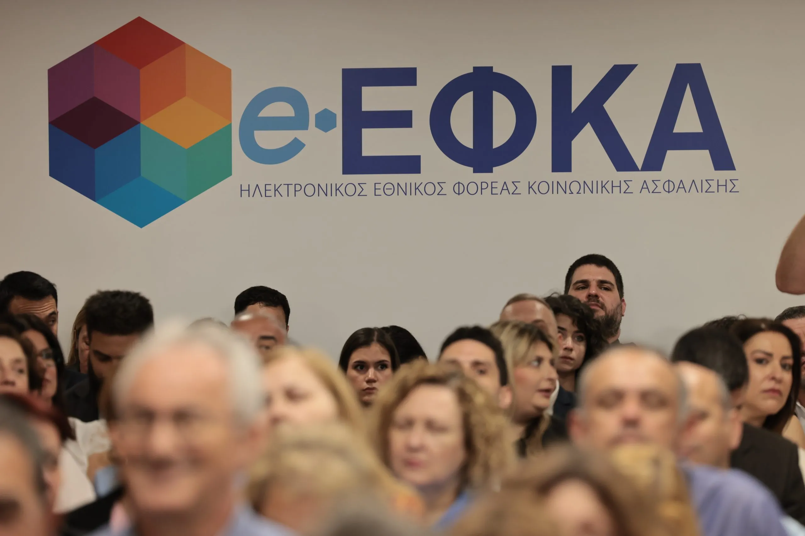χαρτονομίσματα ευρώ και υπολογιστής για πληρωμές επιδομάτων
