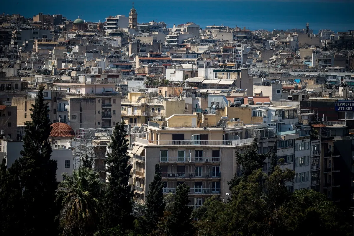 Φορτηγό ανατράπηκε σε γέφυρα στον αυτοκινητόδρομο Ι-87