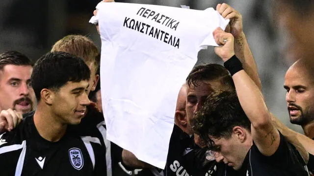 Παίκτες ΠΑΟΚ σηκώνουν φανέλα Περαστικά Κωνσταντέλια στο Περιστέρι