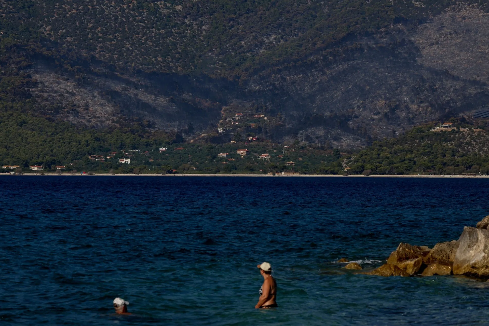 Πυκνός καπνός από πυρκαγιά πάνω από ελληνική πόλη