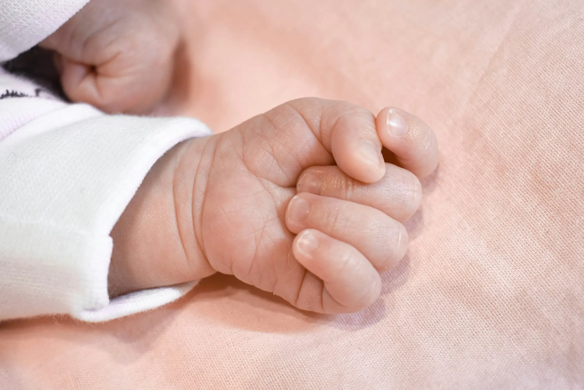 Ασθενοφόρο ΕΚΑΒ έξω από νοσοκομείο στα Τρίκαλα
