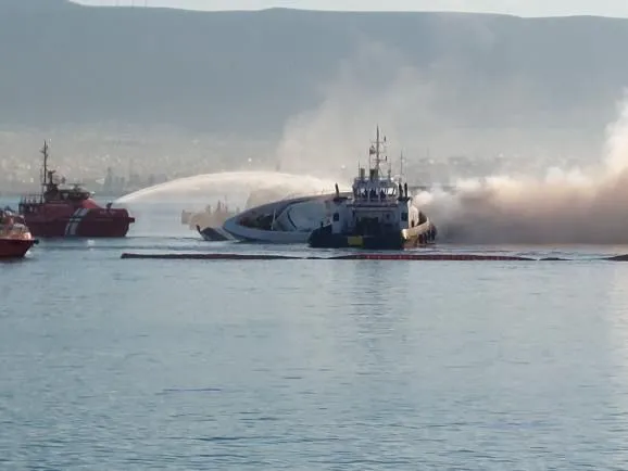 Πορθμείο τυλιγμένο στις φλόγες ανοιχτά της Λόμποκ στην Ινδονησία