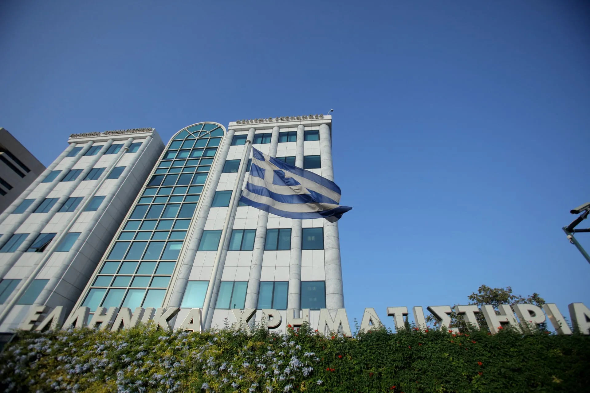 Οθόνη με γραφική παράσταση του Χρηματιστηρίου Αθηνών σε άνοδο