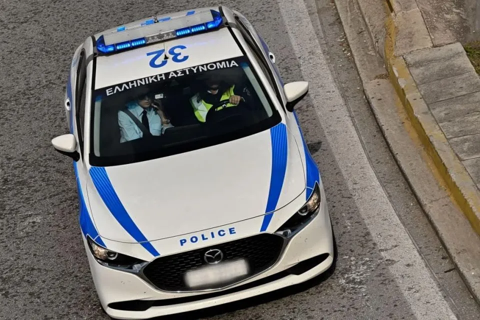 Αστυνομικό αυτοκίνητο σε νυχτερινή περιπολία στη Θεσσαλονίκη
