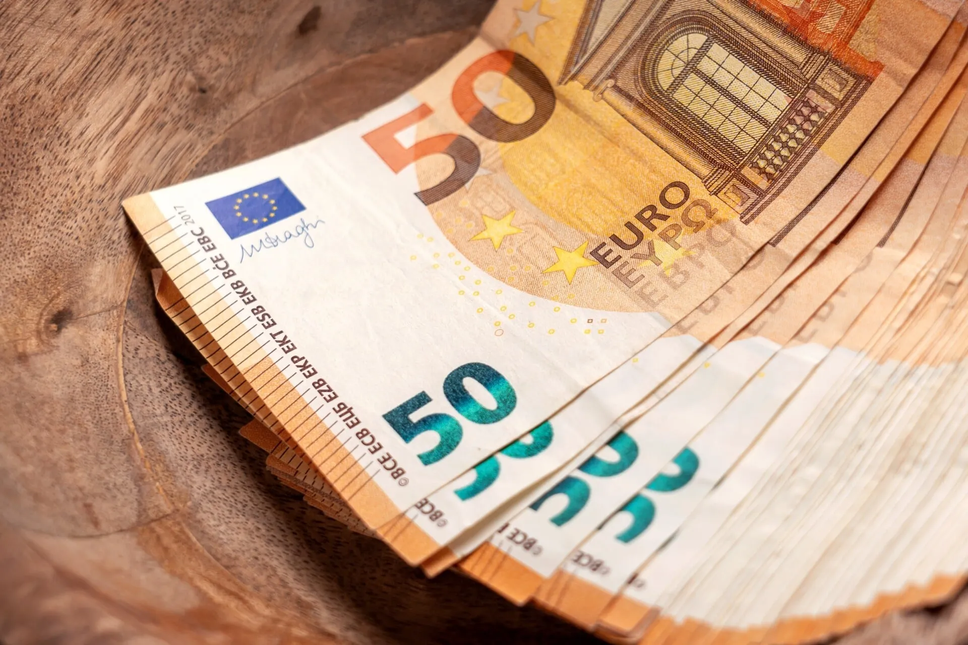 Χαρτονομίσματα ευρώ και σπίτι, ενίσχυση ενοικίου