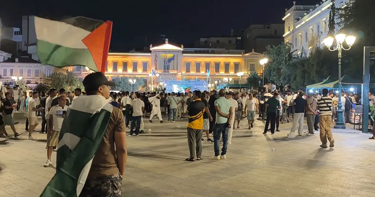 Πακιστανοί με σημαίες γιορτάζουν στην πλατεία Κοτζιά