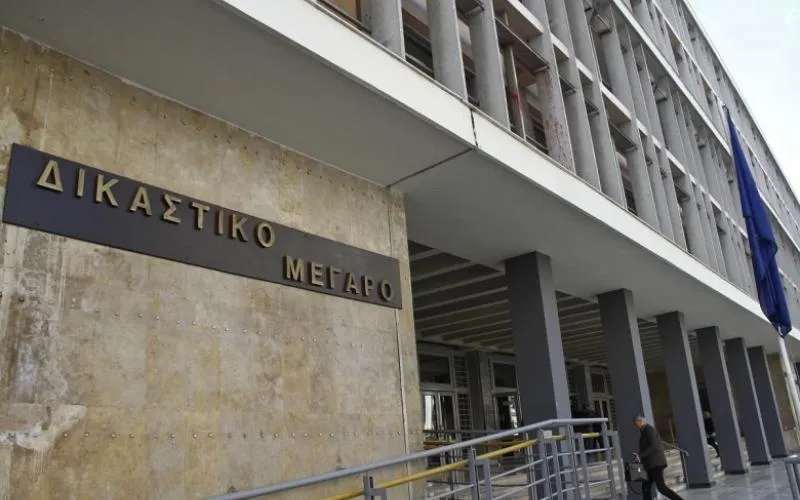 Τράπερ οδηγεί αυτοκίνητο με υπερβολική ταχύτητα στην ΠΑΘΕ