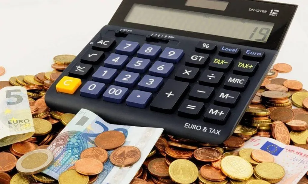 Χαρτονομίσματα ευρώ και έγγραφα κρατικού προϋπολογισμού