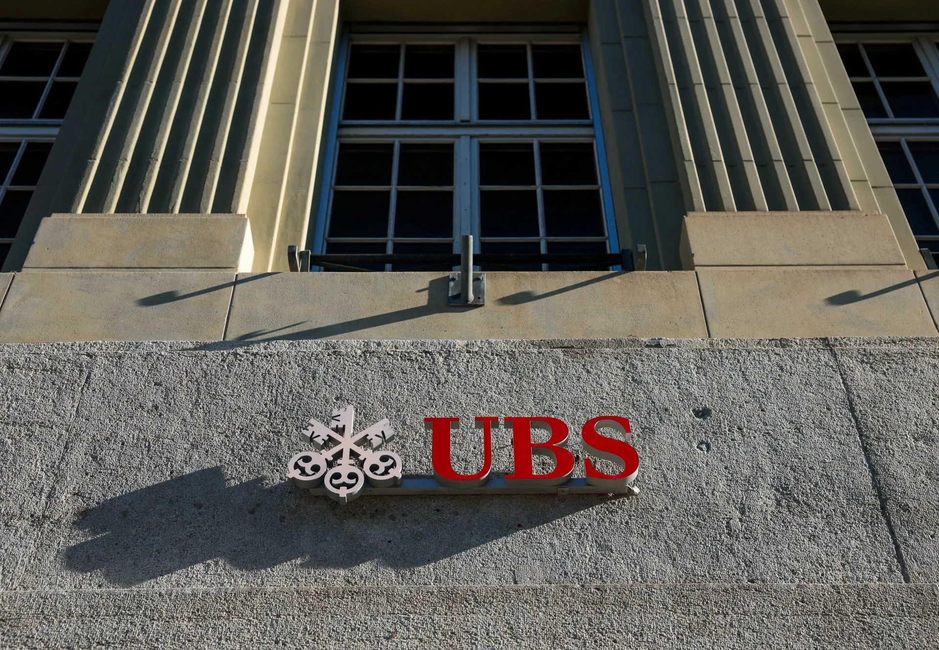Λογότυπο της τράπεζας UBS σε κτίριο γραφείων