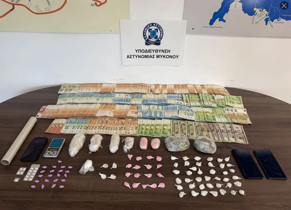 Αστυνομικοί κατά τη σύλληψη διακινητών ναρκωτικών στη Μύκονο