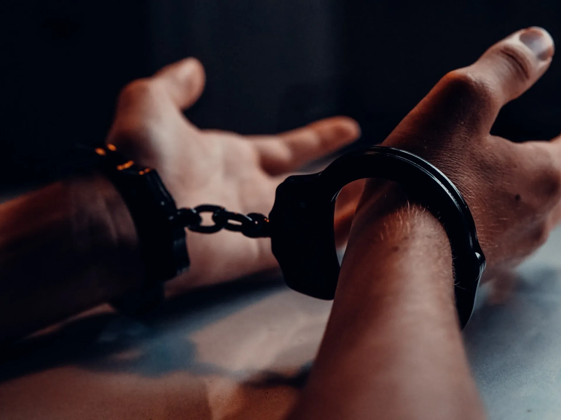 Αστυνομικοί συλλαμβάνουν διαρρήκτες σε πολυκατοικία στη Λάρισα