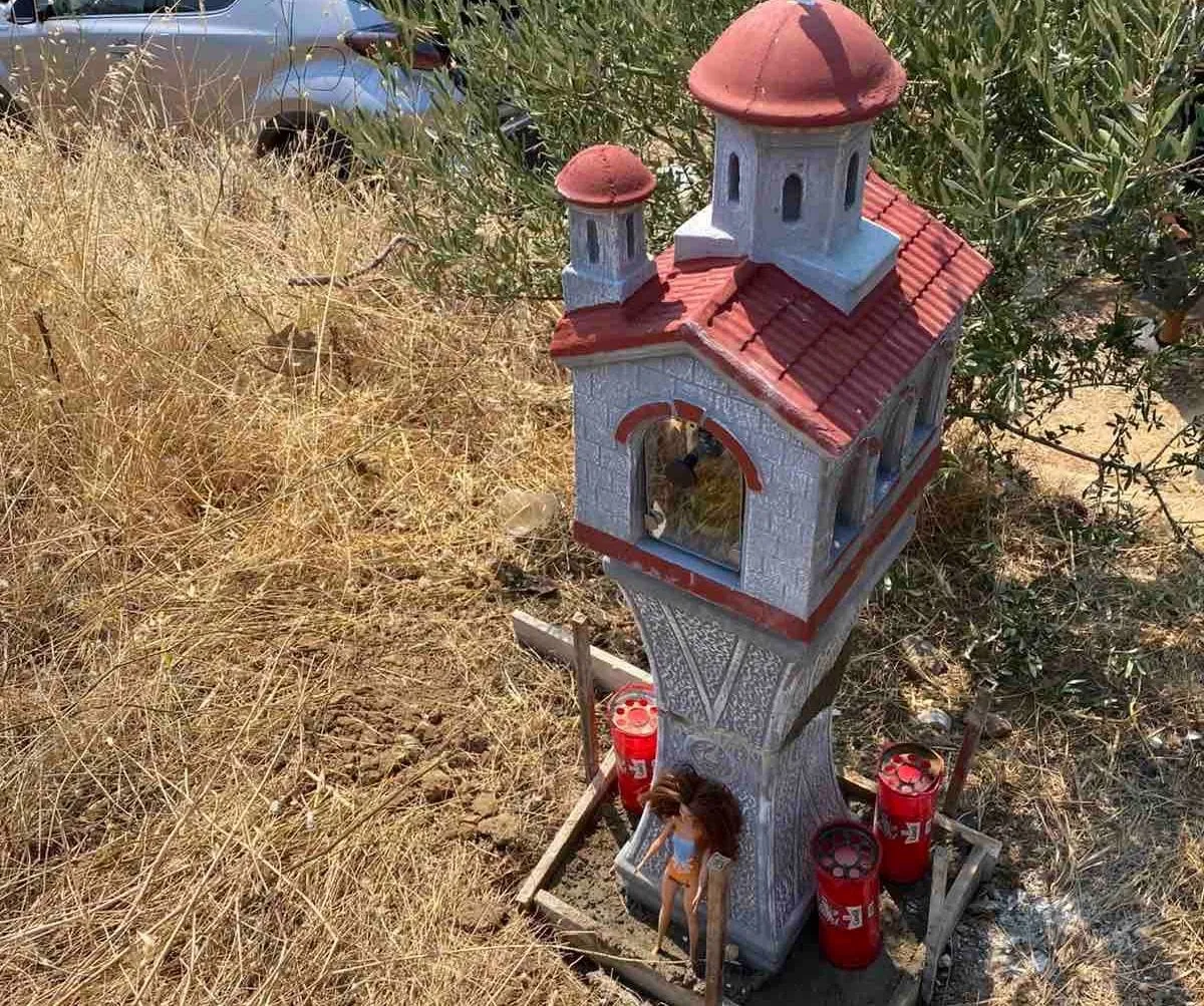 Εκκλησάκι στο σημείο του τροχαίου δυστυχήματος στη Χαλκιδική