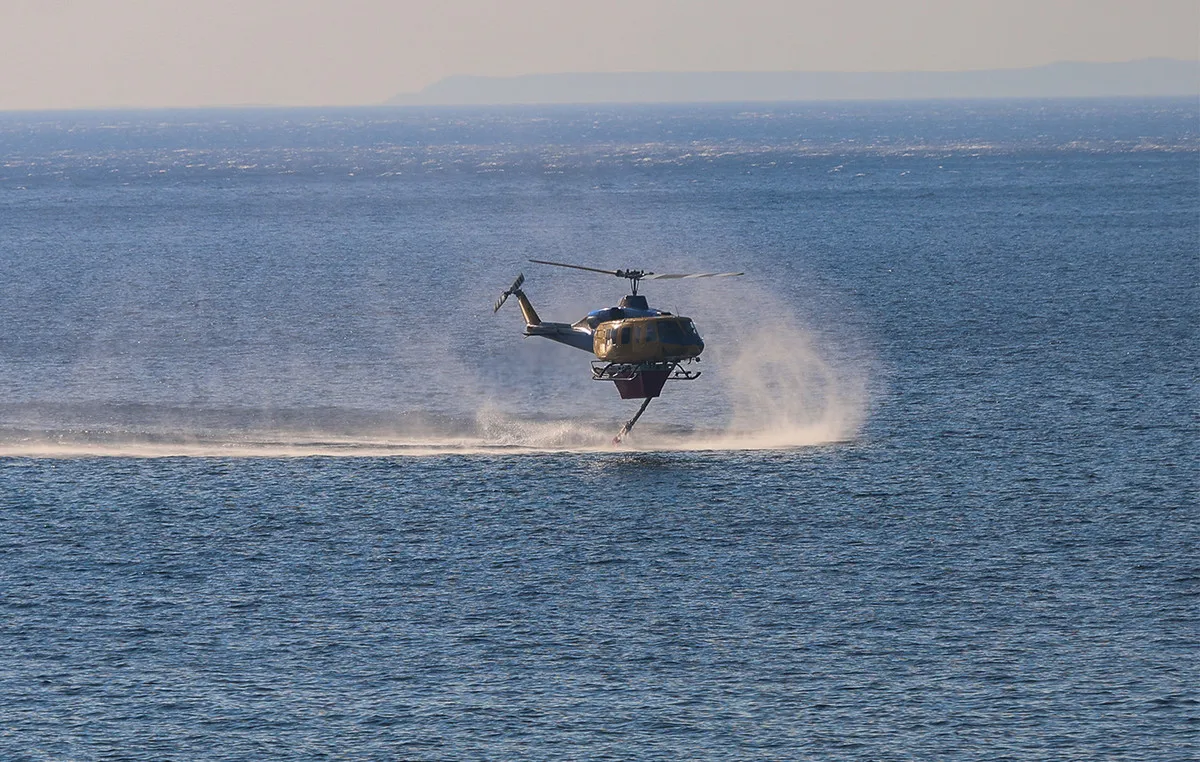 Πυροσβεστικό ελικόπτερο δίπλα στον ποταμό Αώο στην Κόνιτσα