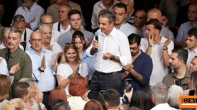 Ο Μητσοτάκης μιλά σε πολίτες στην πλατεία της Κοζάνης