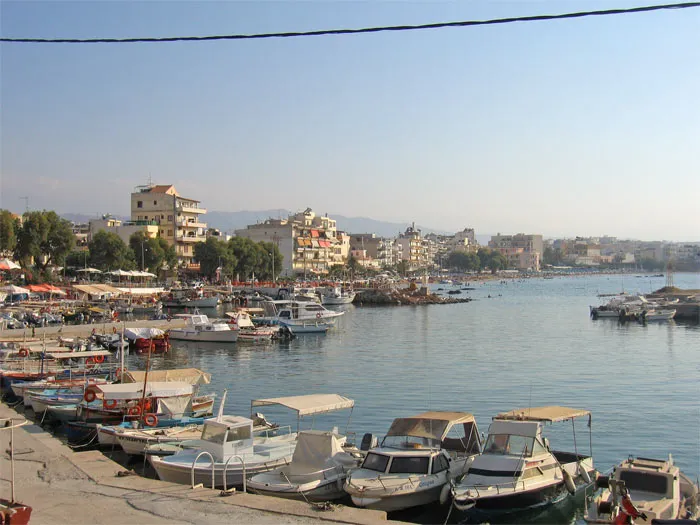 Βυθισμένο σκάφος στο λιμανάκι Νέας Χώρας Χανίων