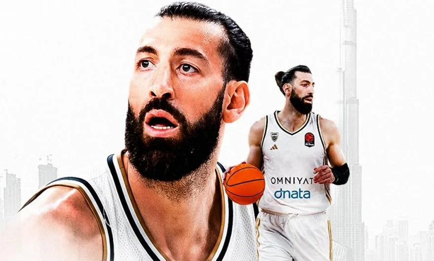Ο Τόκο Σενγκέλια με τη φανέλα της Dubai Basketball