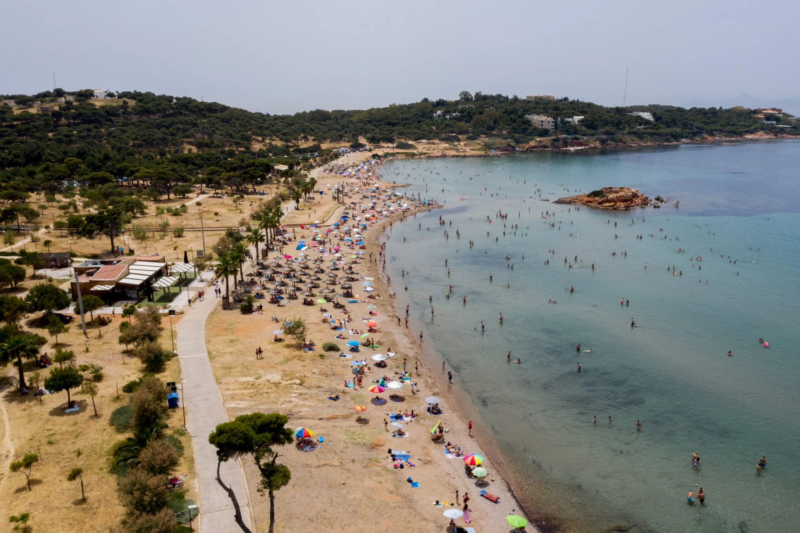 Κόσμος στις παραλίες της Αττικής λόγω καύσωνα