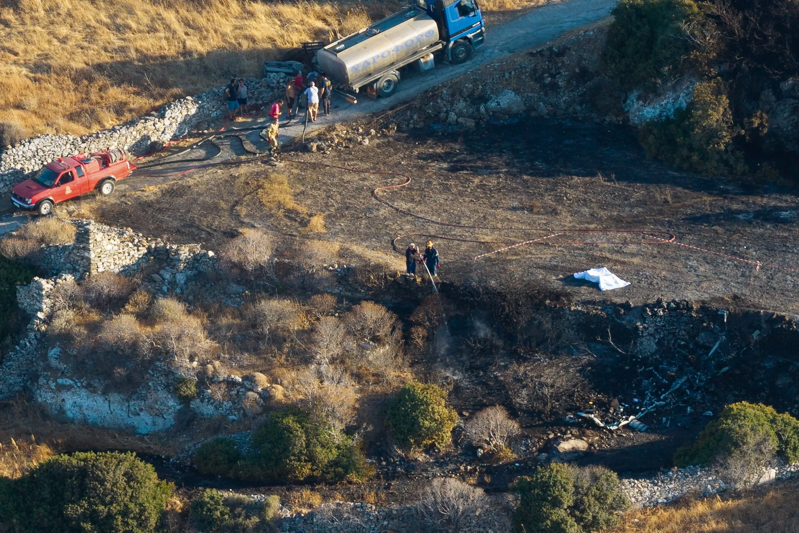 Ελικόπτερο τύπου Bell 206 σε πτήση πάνω από νησί