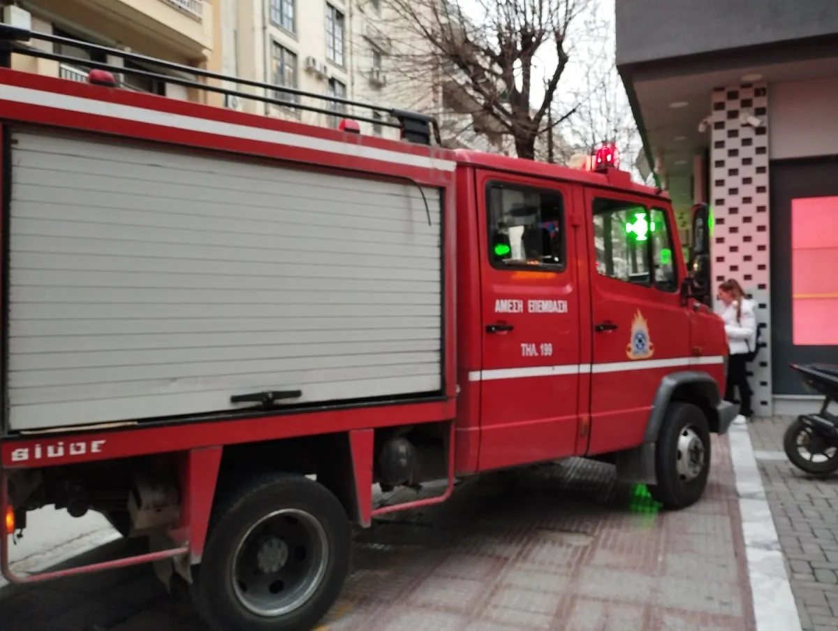 Πυροσβέστες επιχειρούν σε κτίριο στην Κουμουνδούρου