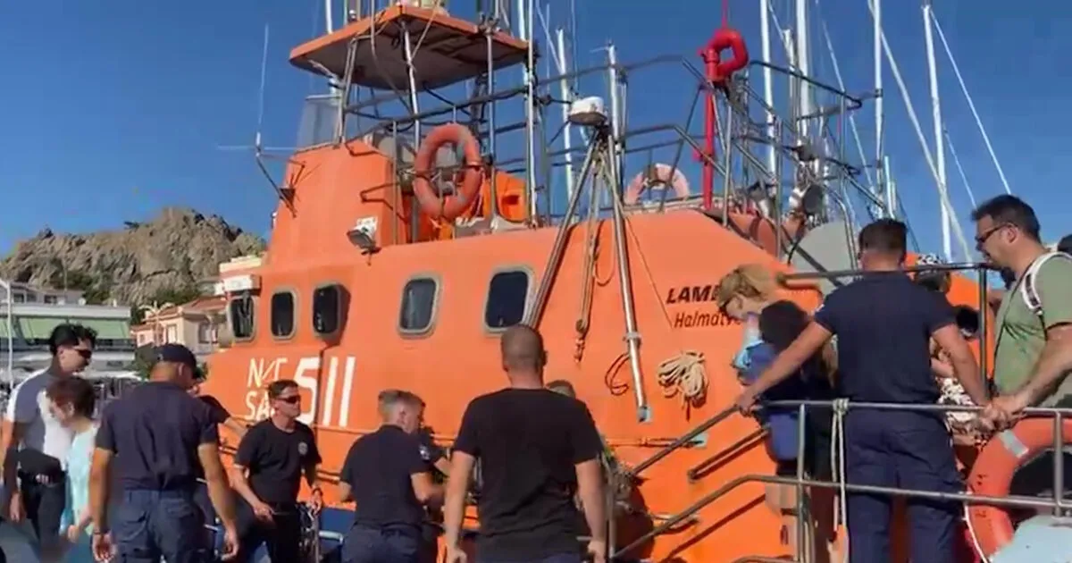 Λιμενικό σκάφος απομακρύνει κατοίκους από παραλία στη Λήμνο