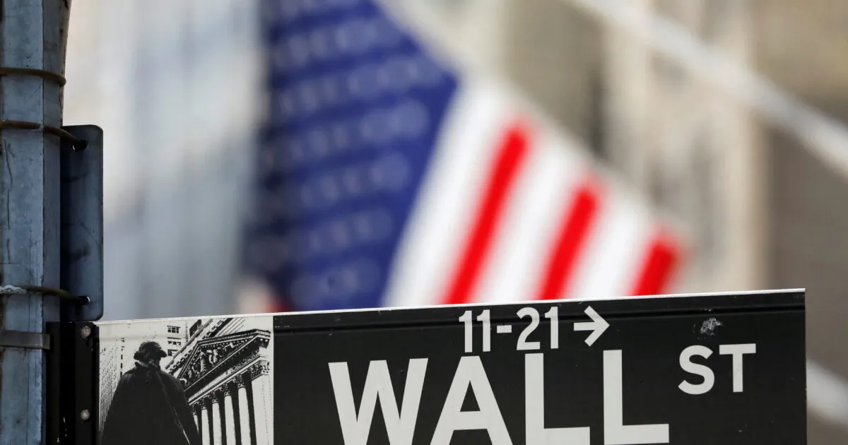 Οθόνη χρηματιστηρίου με δείκτες Dow Jones και S&P 500 σε ρεκόρ