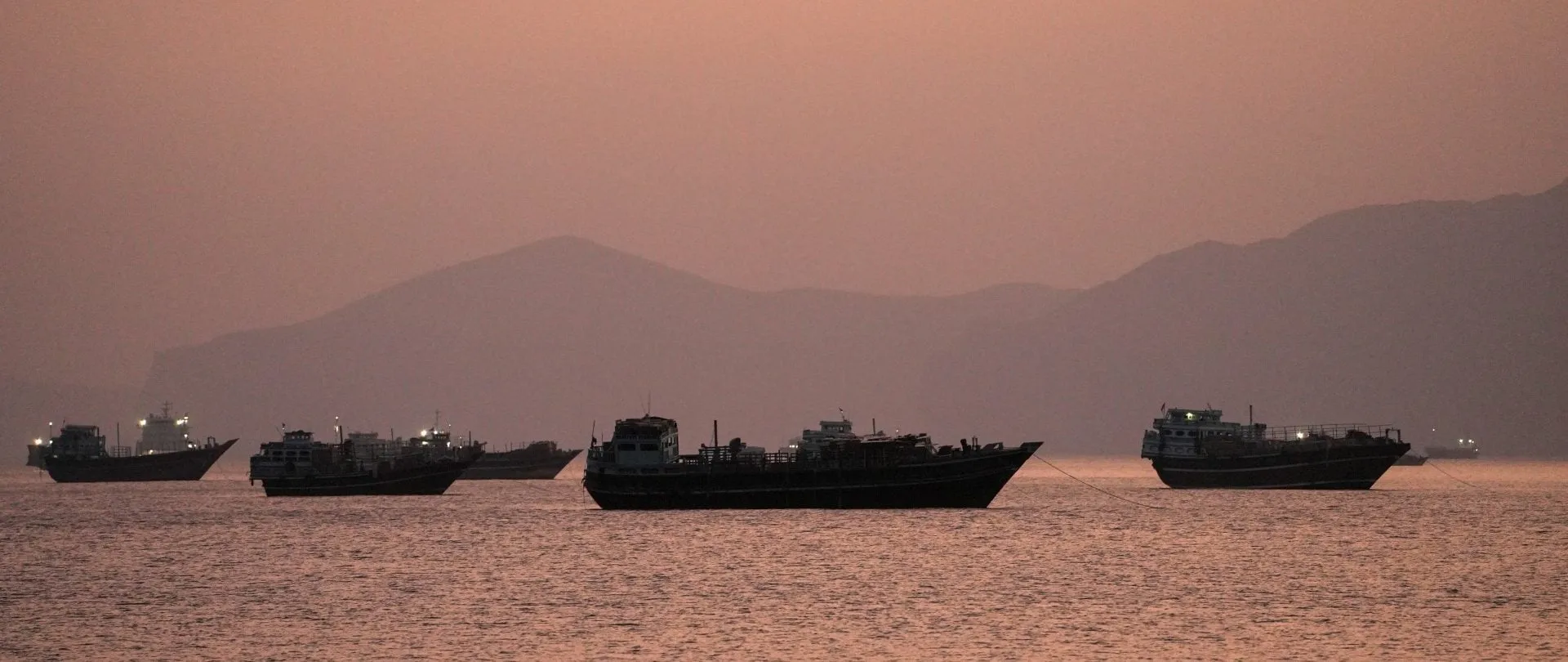 Εμπορικό πλοίο διασχίζει το Στενό του Ορμούζ