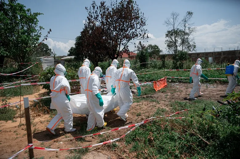 Υγειονομικό προσωπικό αντιμετωπίζει την επιδημία Έμπολα στο Κονγκό