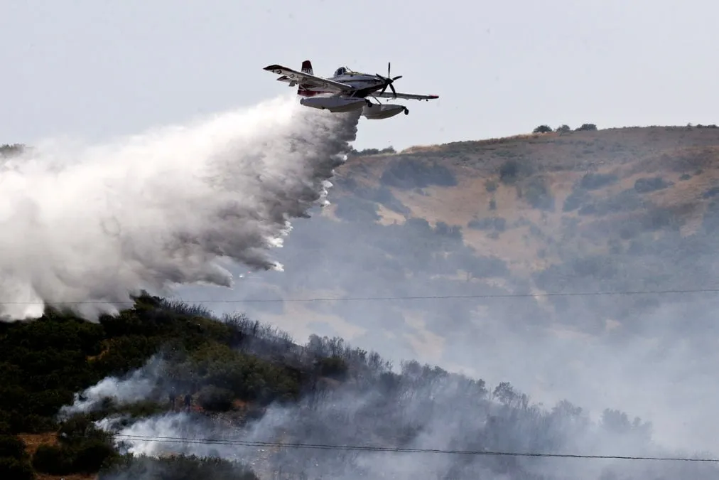 Πυροσβεστικό αεροσκάφος ρίχνει νερό σε πυρκαγιά