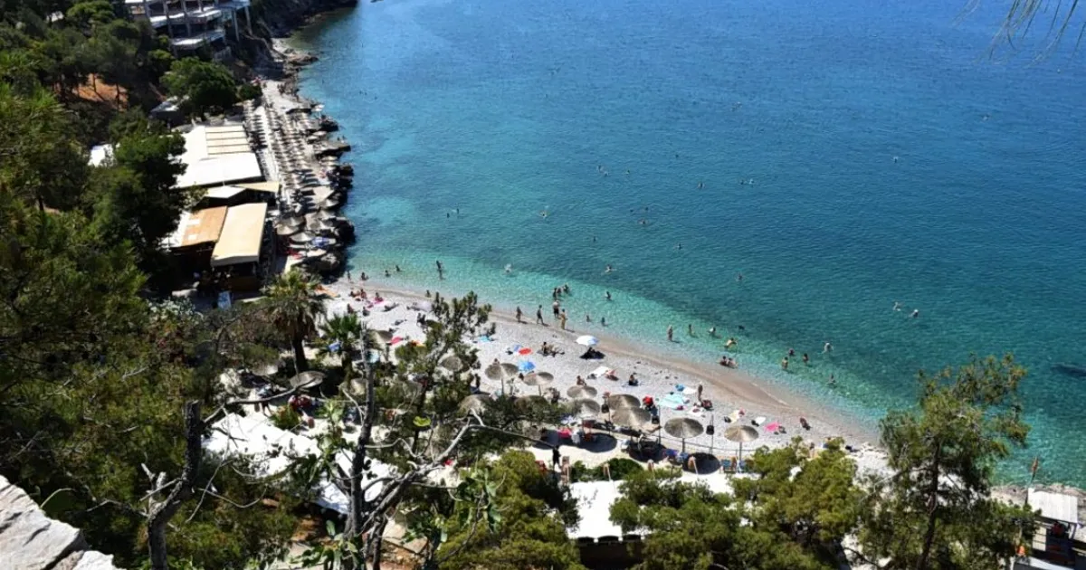 Σφραγισμένη καντίνα σε παραλία μετά από έλεγχο