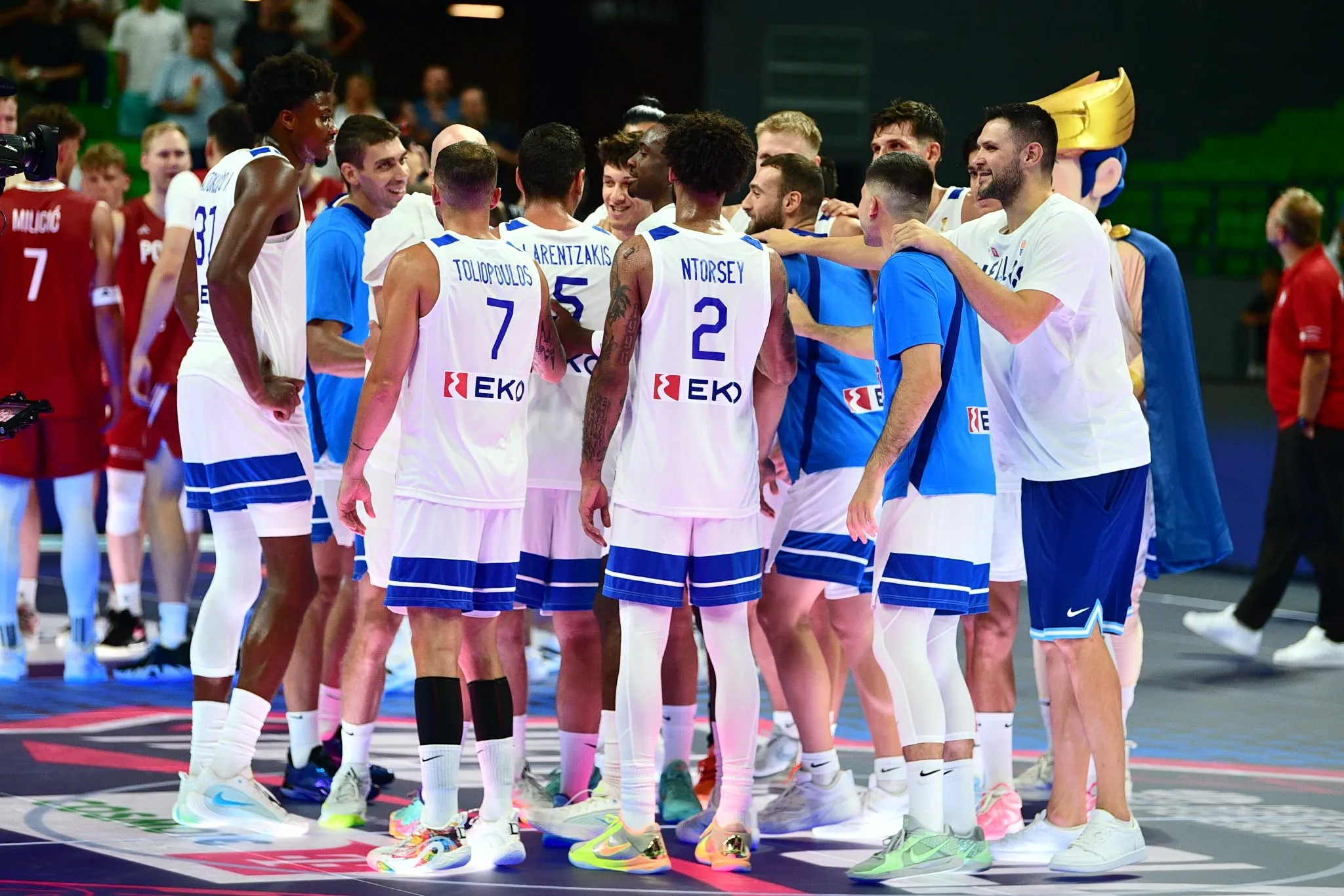 Παίκτες Ελλάδας και Κύπρου αγκαλιασμένοι στον εθνικό ύμνο