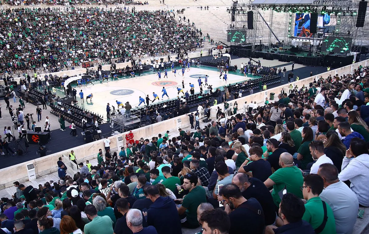 Παίκτες του Παναθηναϊκού σε αγώνα μπάσκετ