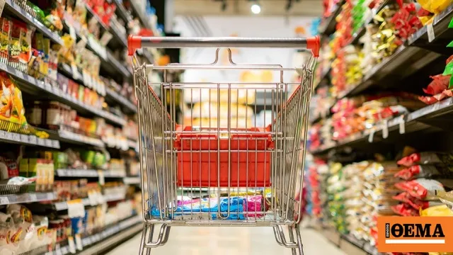 Ράφια σούπερ μάρκετ με προϊόντα και ταμπέλες τιμών