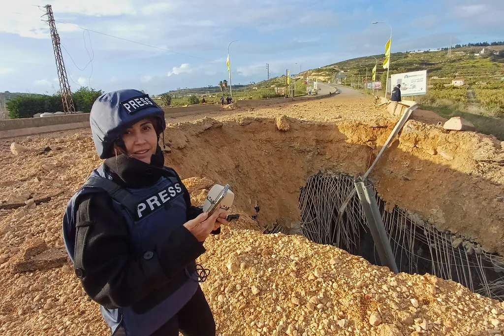 Δημοσιογράφος καλύπτει βομβαρδισμούς στον νότιο Λίβανο
