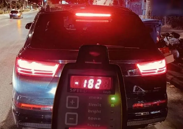 Περιπολικό αστυνομίας στην ΠΑΘΕ κατά τον έλεγχο ταχύτητας