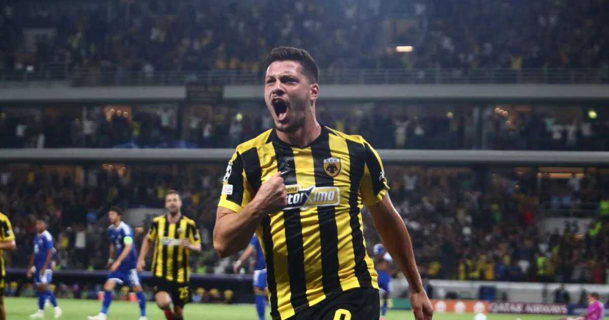 Παίκτες της ΑΕΚ πανηγυρίζουν πρόκριση στο Champions League