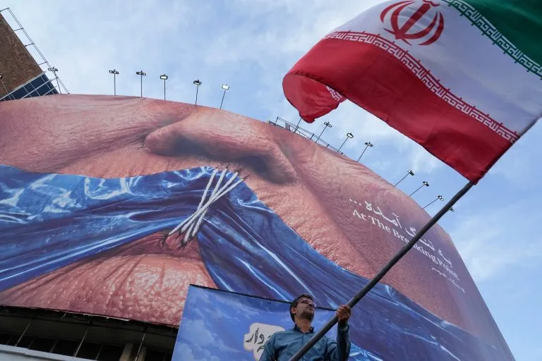 Πολεμικό πλοίο των ΗΠΑ στα Στενά του Ορμούζ