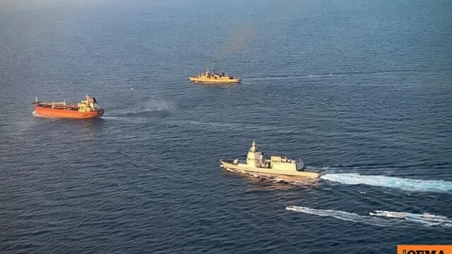 Πολεμικό πλοίο ελέγχει τάνκερ στη Μεσόγειο
