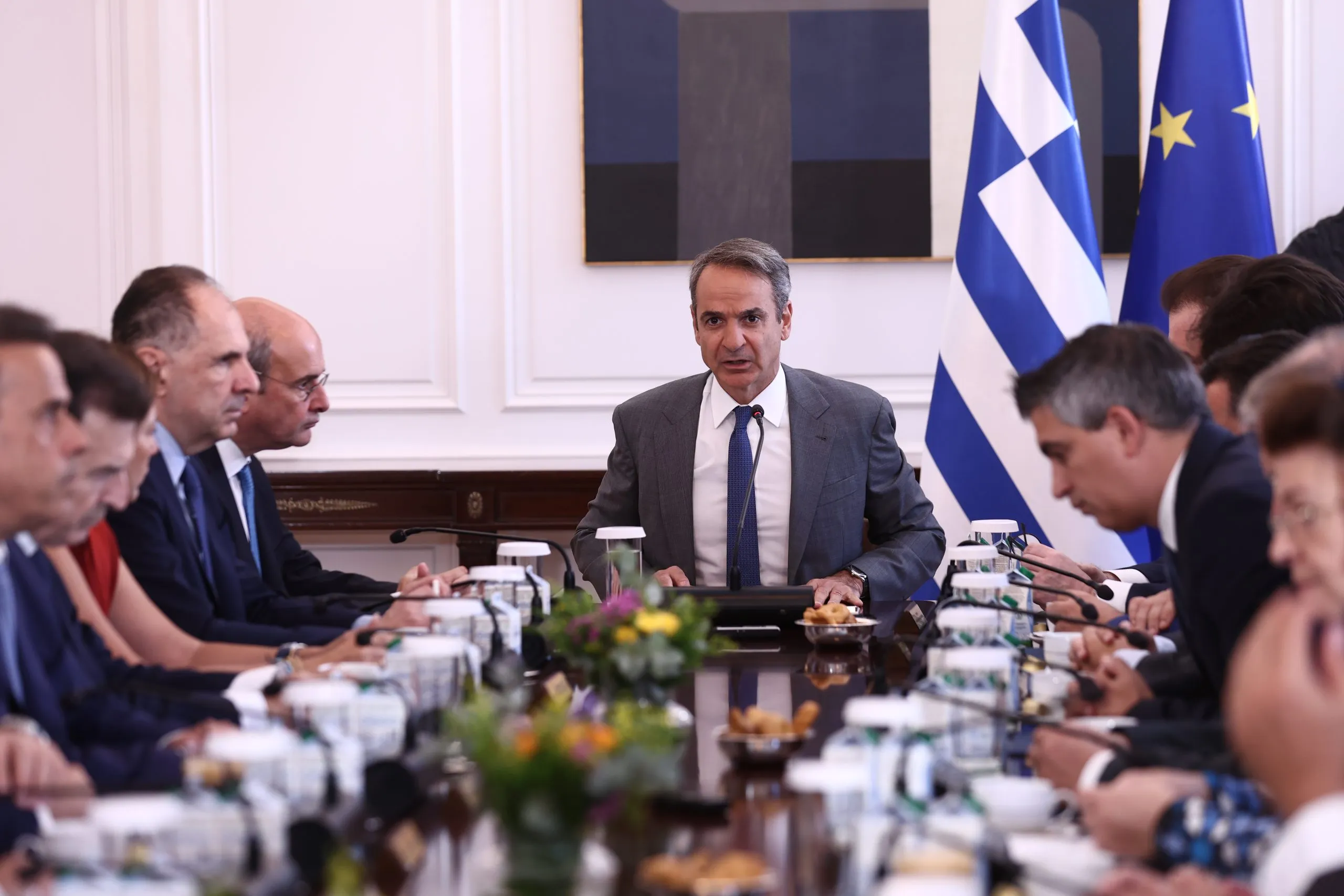 Ο Μητσοτάκης προεδρεύει στο Υπουργικό Συμβούλιο στο Μέγαρο Μαξίμου