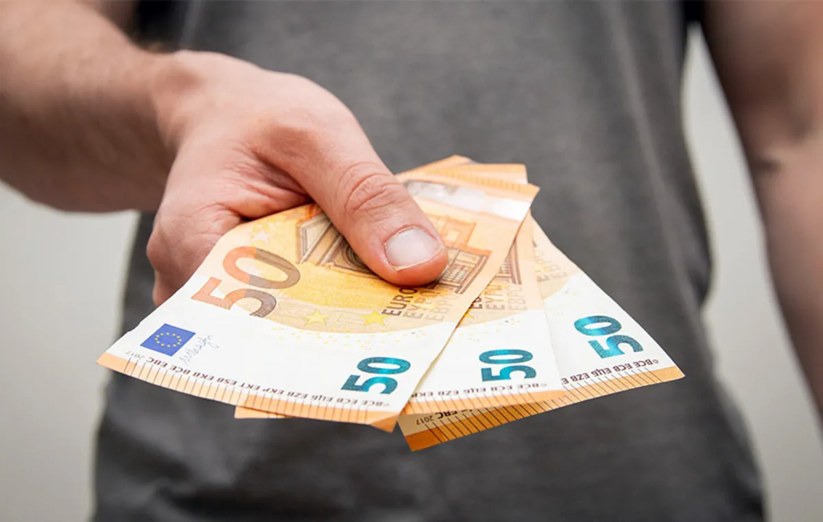 Συνταξιούχος ελέγχει την πληρωμή σύνταξης σε ΑΤΜ